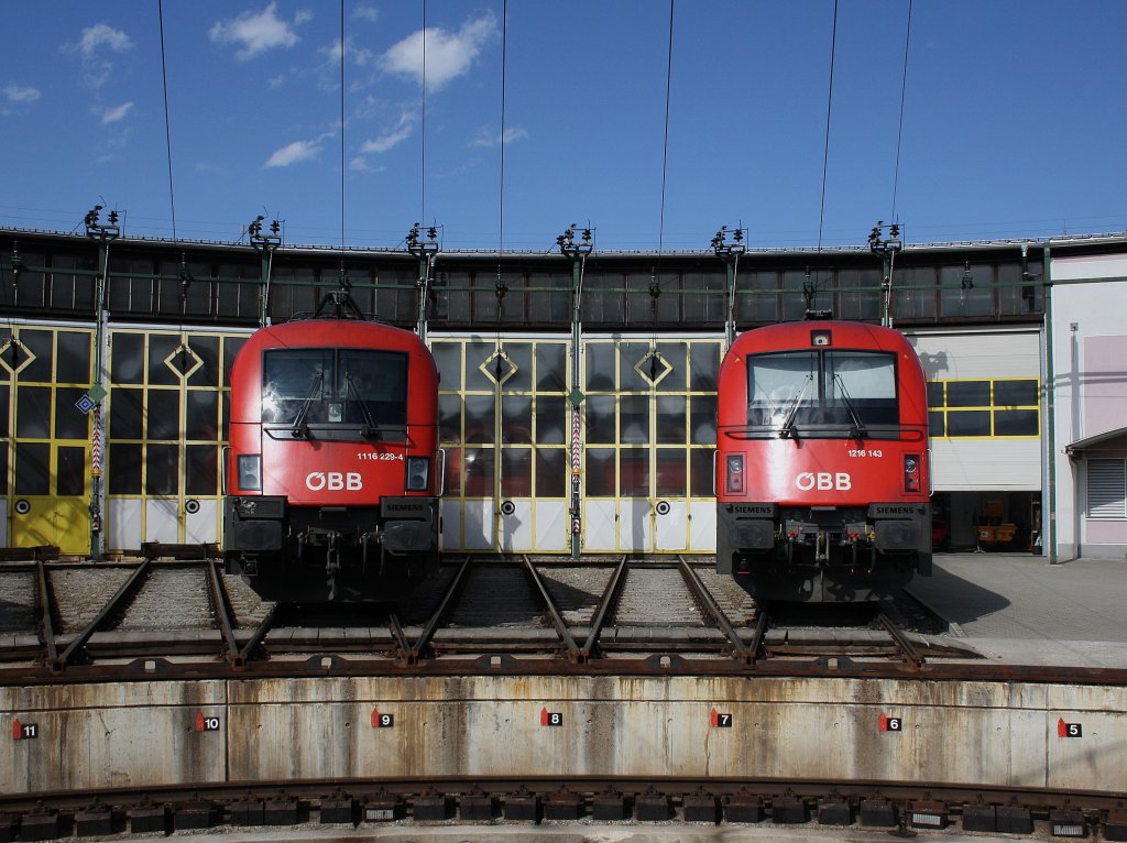 Die 1116 229 und die 1216 143 am 28.03.2009 in Salzburg. 