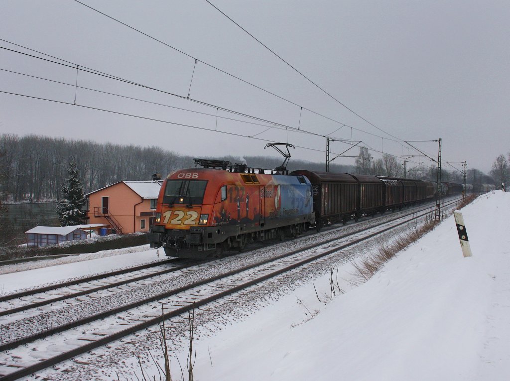 Die 1116 250 am 04.01.2011 mit einem Gterzug unterwegs bei Vilshofen. 