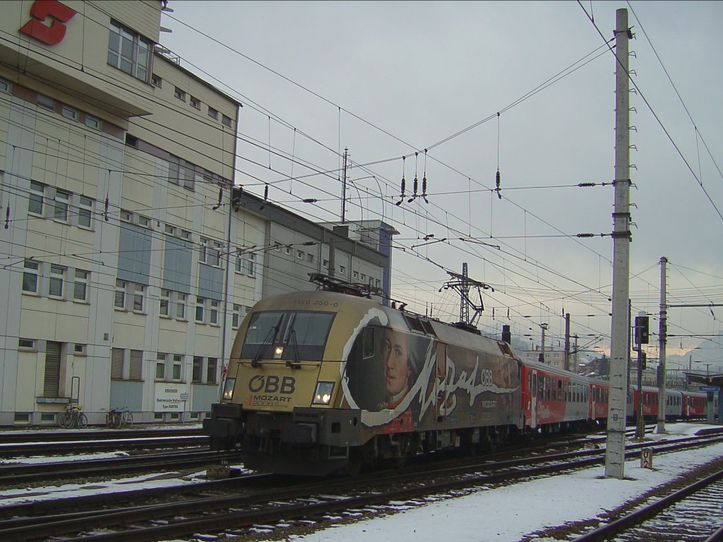 Die 1116 250 Mozart am 05.01.2008 mit dem REX nach Hallein bei der Ausfahrt aus dem Salzburger Hbf. 
