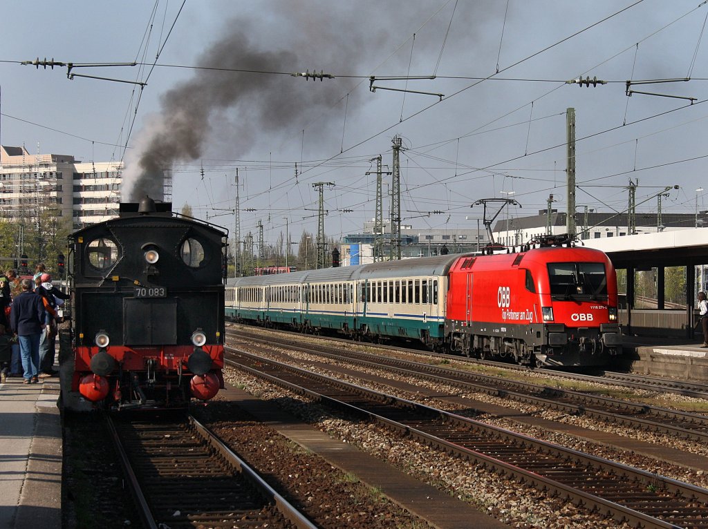 Die 1116 271 am 13.04.2009 mit einem EC bei der Einfahrt Mnchen Ost im Vordergrund ist die 70 083 zusehen. 
