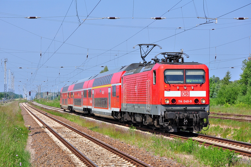 Die 114 040 ist mit der RB aus Ribnitz-Damgarten am 11.06.2013 unterwegs.Hier beim einbremsen in den Bhf Bentwisch f einen kurzen Halt.Knapp 10 minuten spter wird sie das Ziel Rostock Hbf erreicht haben.Nach ein kurzen Pause geht es weiter als RE7 nach Ludwigslust.