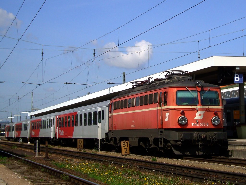 Die 1142 575 mit einem REX am 03.05.2008 in Passau Hbf. 
