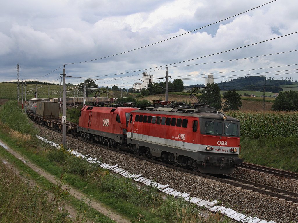 Die 1142 593 und die 1116 110 am 28.08.2010 mit dem Wenzel Containerzug unterwegs bei Haiding.
