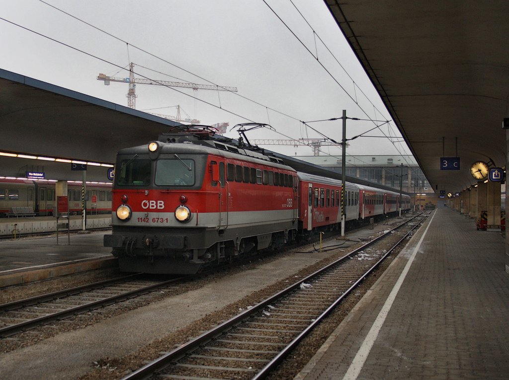 Die 1142 673 am 05.01.2010 mit einem REX bei der Ausfahrt aus Wien West.
