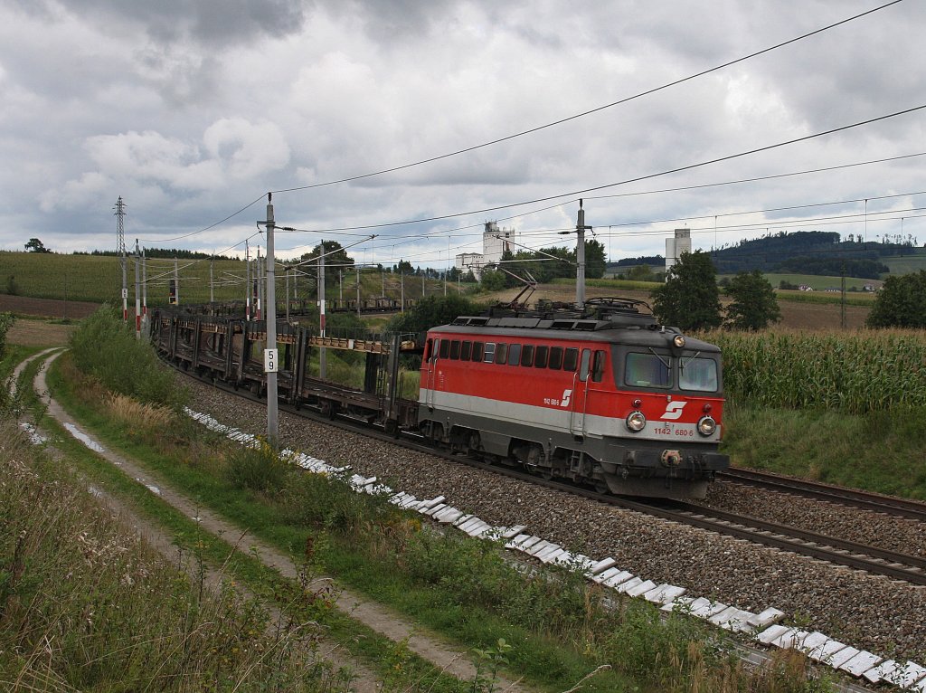 Die 1142 680 am 28.08.2010 mit einem Leeren Autozug unterwegs bei Haiding. 
