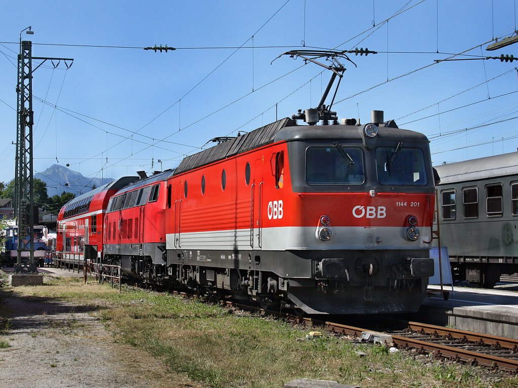 Die 1144 201 mit der 218 445 ausgestellt am 01.08.2010 beim Bahnhofsfest in Traunstein. 
