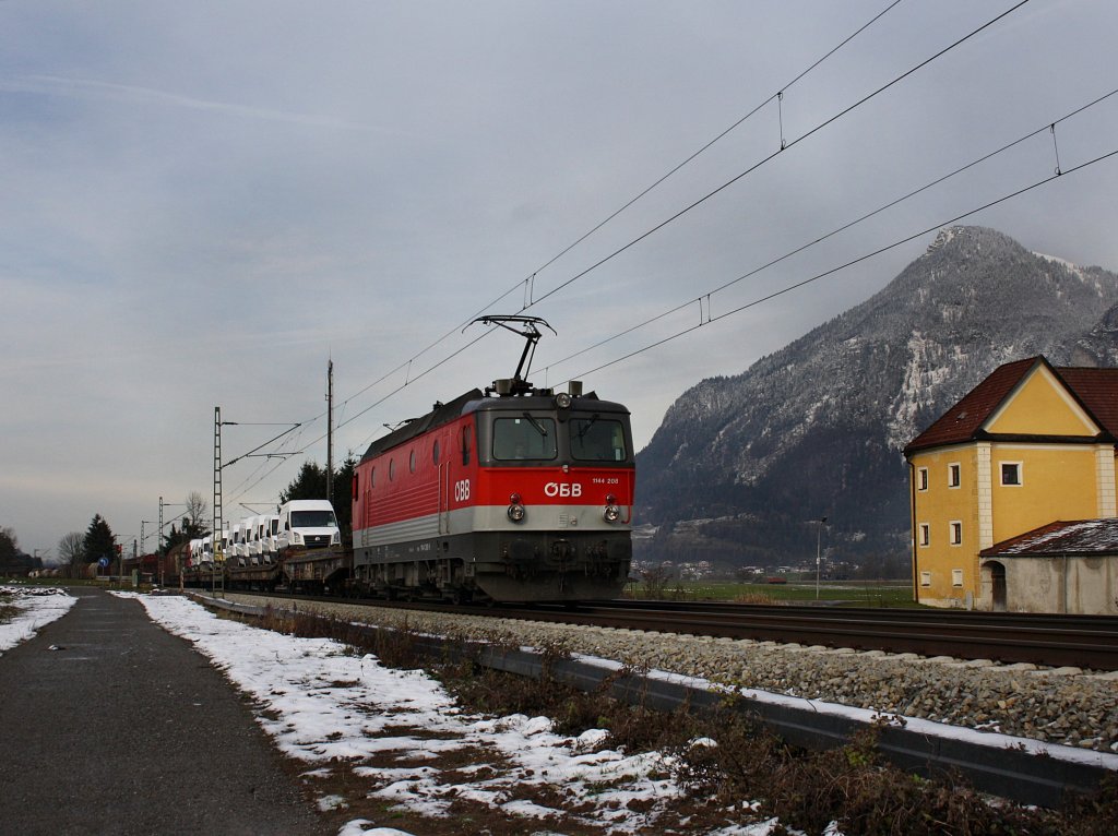 Die 1144 208 mit einem Gterzug am 05.12.2009 unterwegs bei Niederaudorf. 
