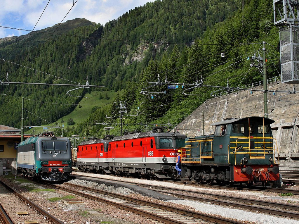 Die 1144 210 und eine Weitere wurden von der D 245 6020 nach sterreich zurckgeschubst wehrend die E 405 027 auf ihre nchsten einsetze wartet. (Bahnhof Brenner am 11.06.2009) 
