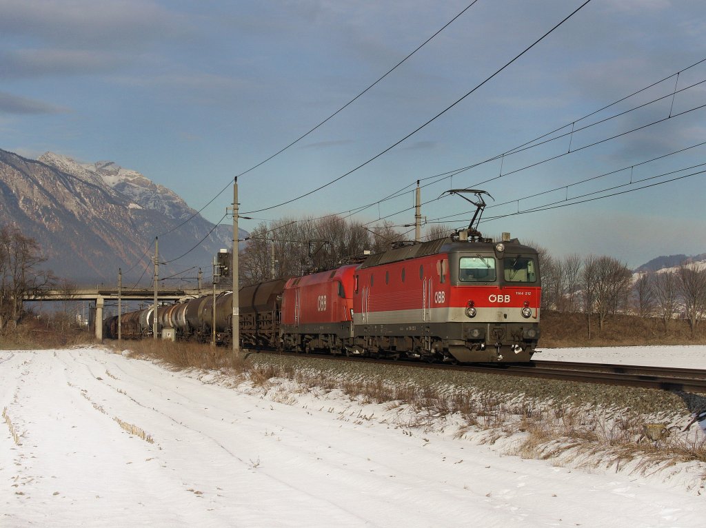 Die 1144 212 und eine 1116 am 29.01.2011 mit einem Gterzug unterwegs bei Schwaz. 
