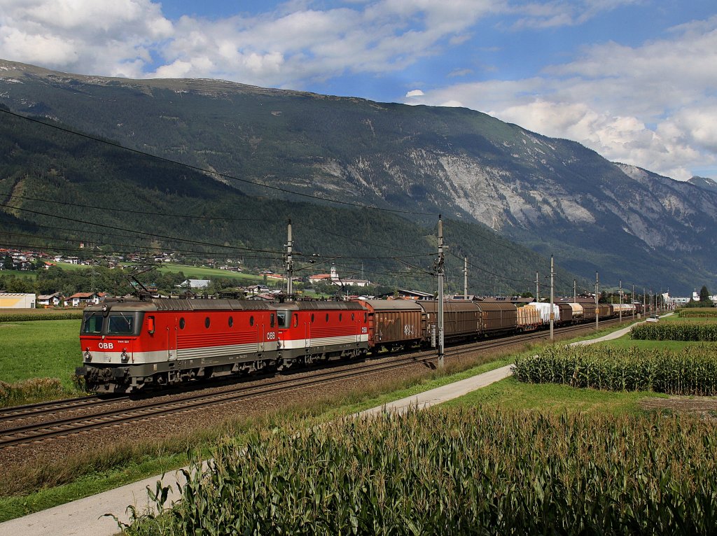 Die 1144 221 und die 1144 244 am 19.09.2009 mit einem Gterzug unterwegs bei Schwaz. 
