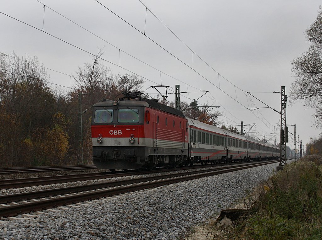 Die 1144 222 am 31.10.2009 mit einem EC bei der Durchfahrt in Haar (Mnchen)
