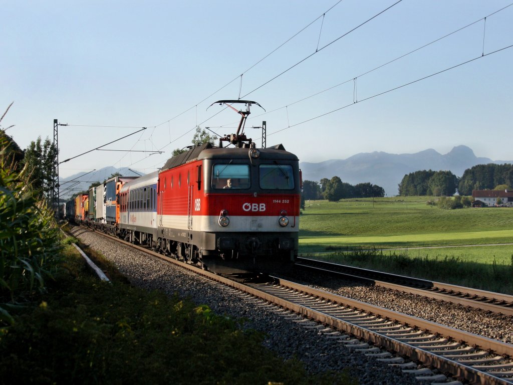 Die 1144 252 am 03.09.2011 mit einer RoLa unterwegs bei Hilperting. 
