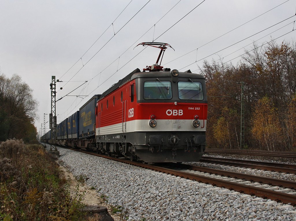 Die 1144 252 am 31.10.2009 mit dem Walter KLV-Zug unterwegs bei Haar (Mnchen). 
