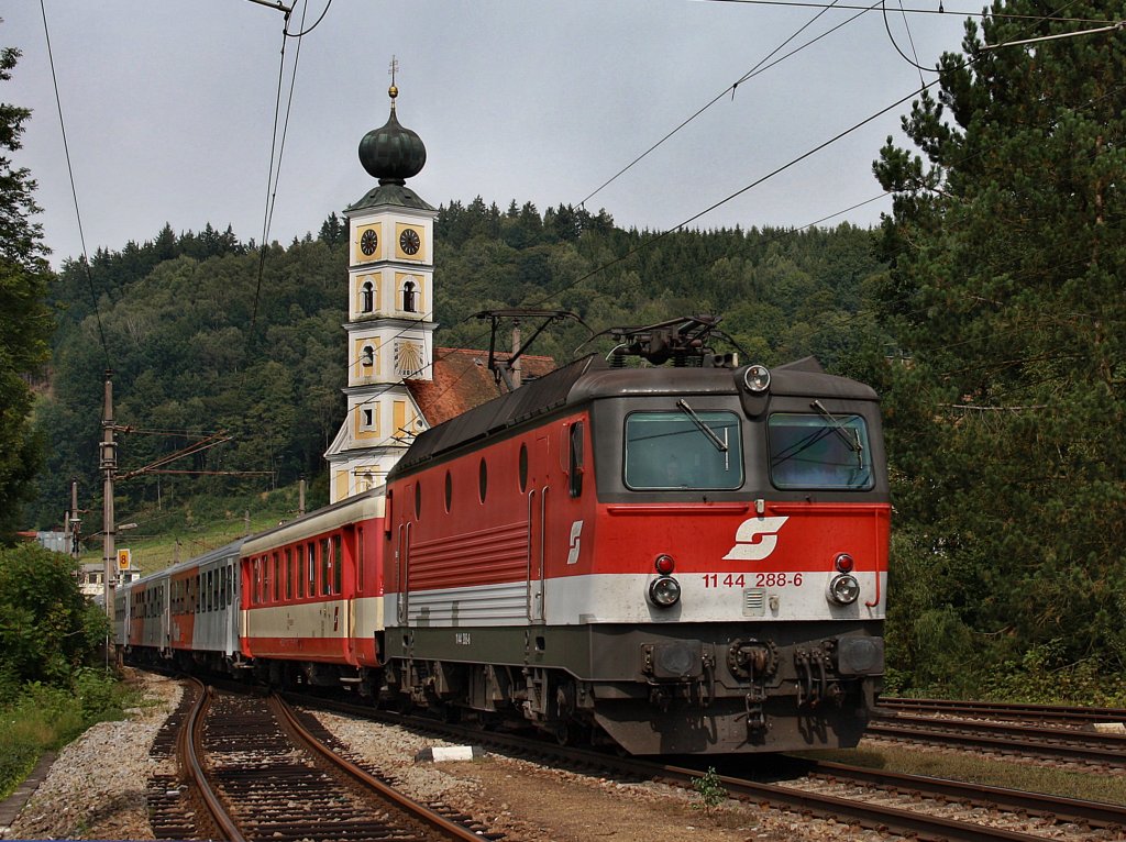 Die 1144 288 am 26.08.2009 mit einem REX bei der Einfahrt in Wernstein.