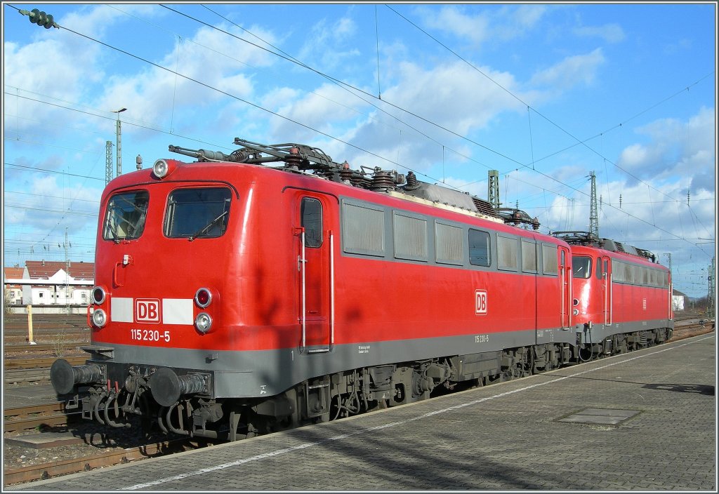 Die 115 230-5 und eine weitere 110/115 ruhen in Karlsruhe. 
21. Jan. 2007