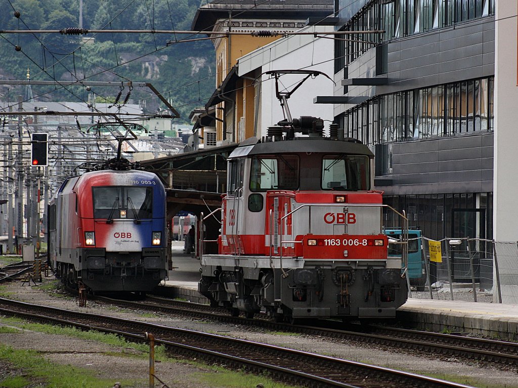 Die 1163 006 und die 1116 003 (EM Frankreich) am 11.07.2009 auf Gleis 1 im Salzburger Hbf.
