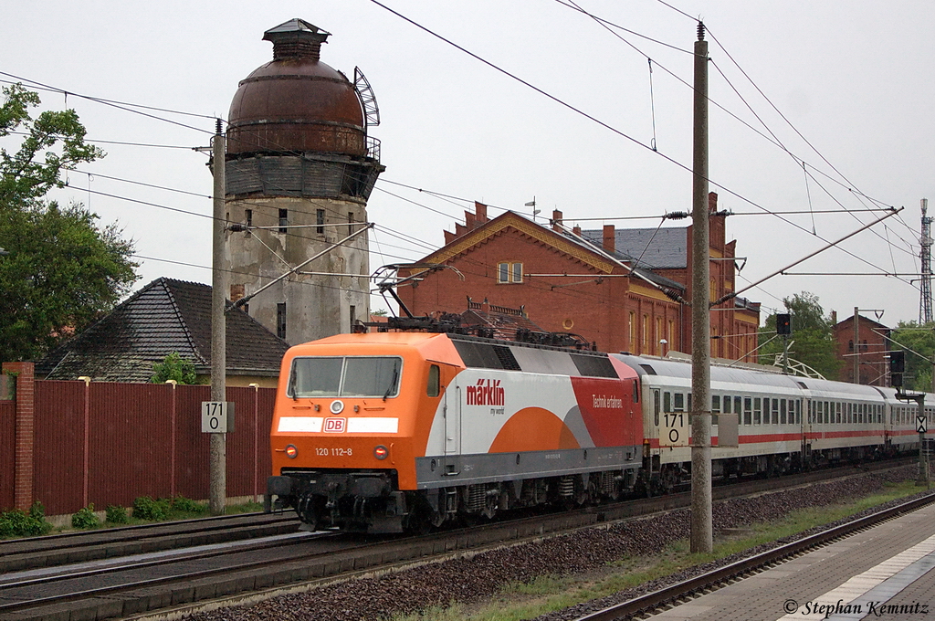 Die 120 112-8  Mrklin my world  hing am Zugende des IC 2806 fr IC 1922 von Dortmund Hbf nach Berlin Sdkreuz und durch fhrt hier Rathenow. 11.05.2012