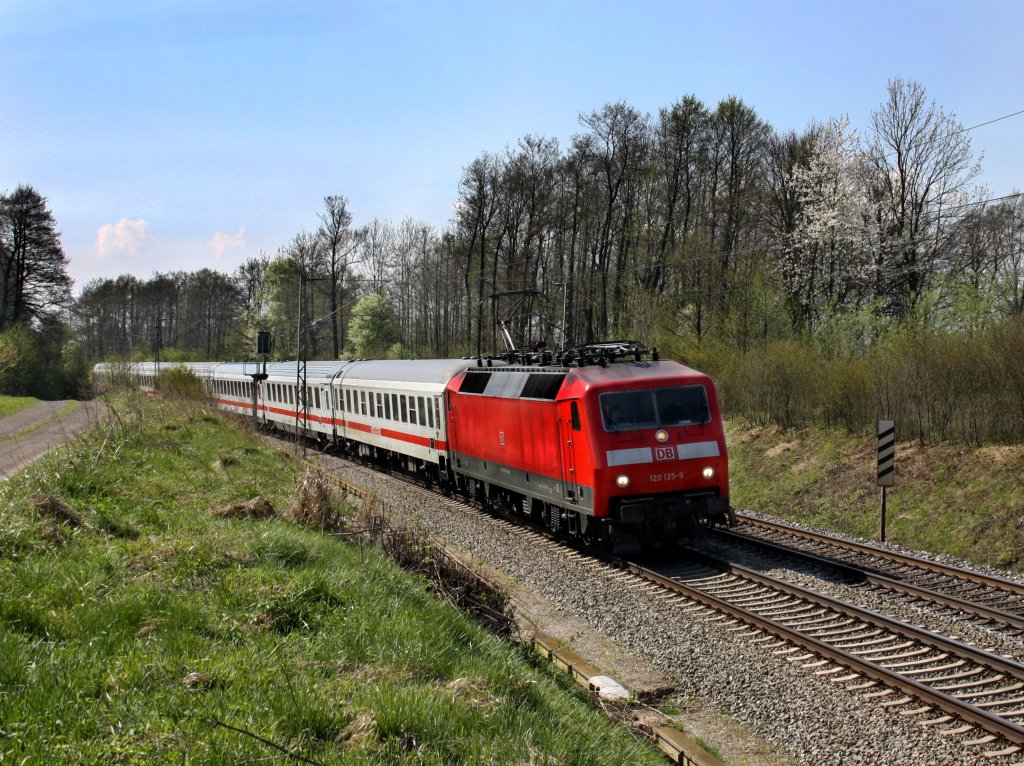 Die 120 135 am 16.04.2011 mit dem IC Knigsee unterwegs bei Grokarolinenfeld (B Vogl).
