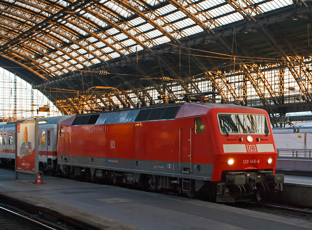 Die 120 146-6 fhrt mit einem IC am 30.09.2012 in den Hbf Kln ein.