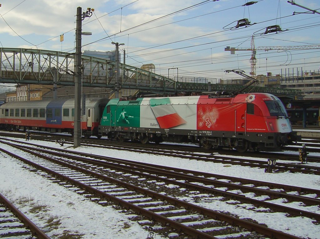 Die 1216 004 (EM Lok Italien) am 05.01.2008 bei der Ausfahrt mit einer RoLa aus dem Salzburger Hbf. 
