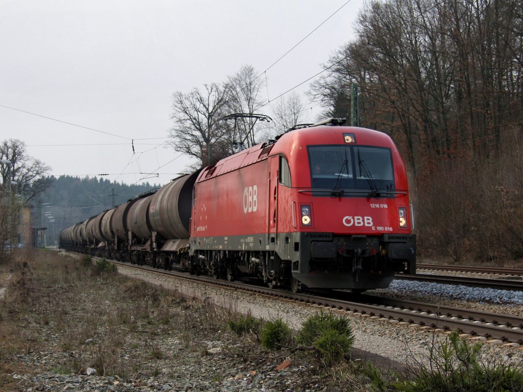 Die 1216 016 am 04.04.2009 mit einem Kesselwagenzug bei der Durchfahrt in Aling. 
