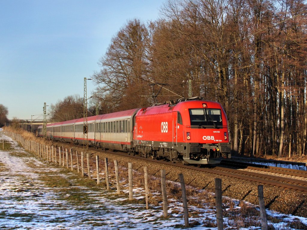 Die 1216 024 am 06.02.2011 mit einem Brenner EC unterwegs bei Grokarolinenfeld (B Vogl).
