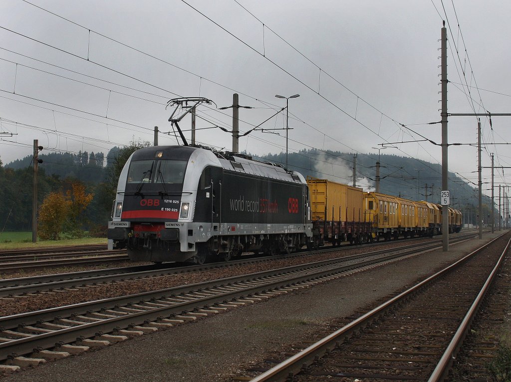 Die 1216 025 am 02.10.2010 mit einem Scheinenschleifzug bei der Durchfahrt in Timelkam.
