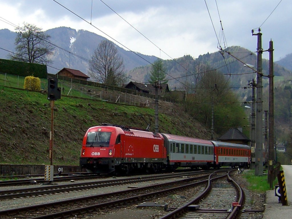 Die 1216 223 am 19.04.2008 bei der Einfahrt mit einem EC in Reichraming. 
