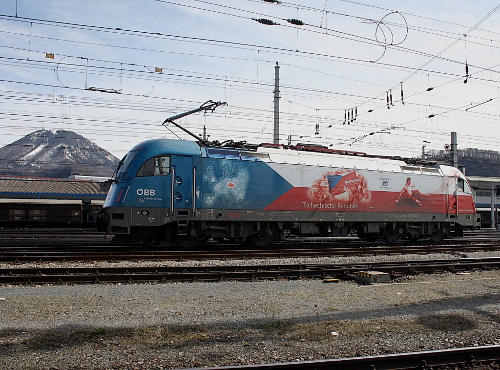 Die 1216 226 am 28.03.2009 bei einer Rangierfahrt in Salzburg Hbf. 
