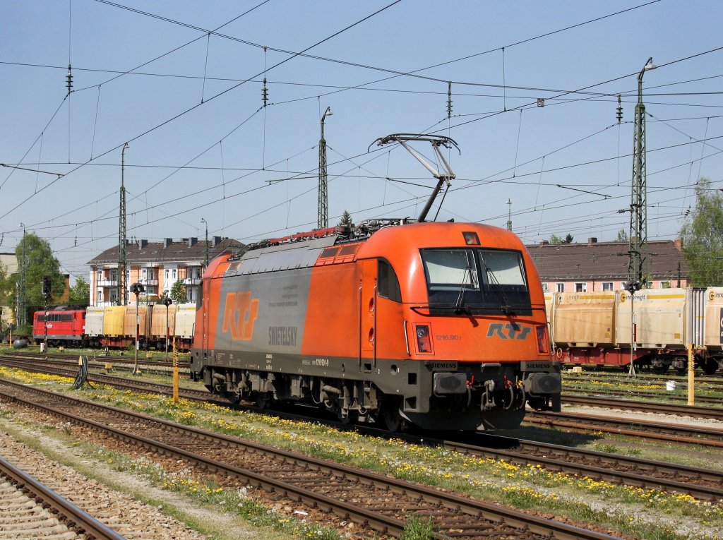 Die 1216 901 am 22.04.2011 bei einer Rangierfahrt in Freilassing. 
