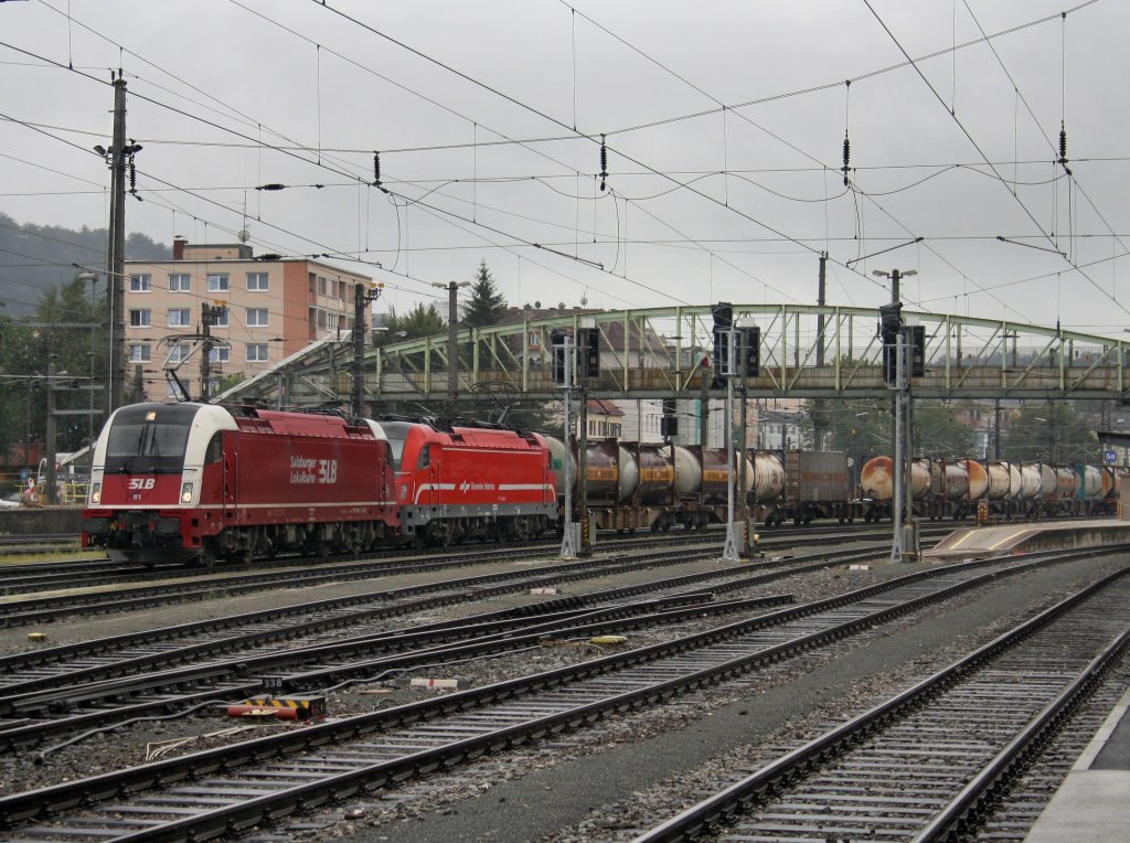 Die 1216 940 und die 541 002 am 22.08.2009 mit einem KLV-Zug im Salzburger Hbf.
