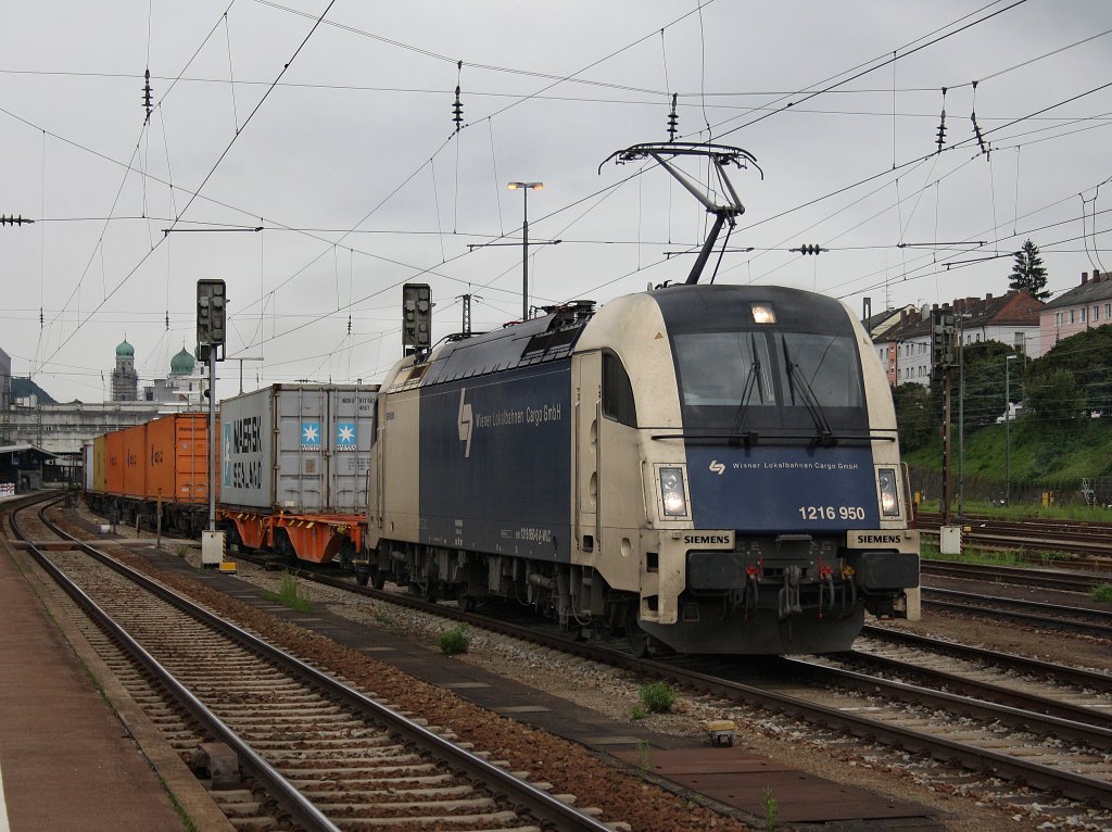 Die 1216 950 am 13.08.2010 mit einem Containerzug bei der Ausfahrt aus dem Passauer Hbf.
