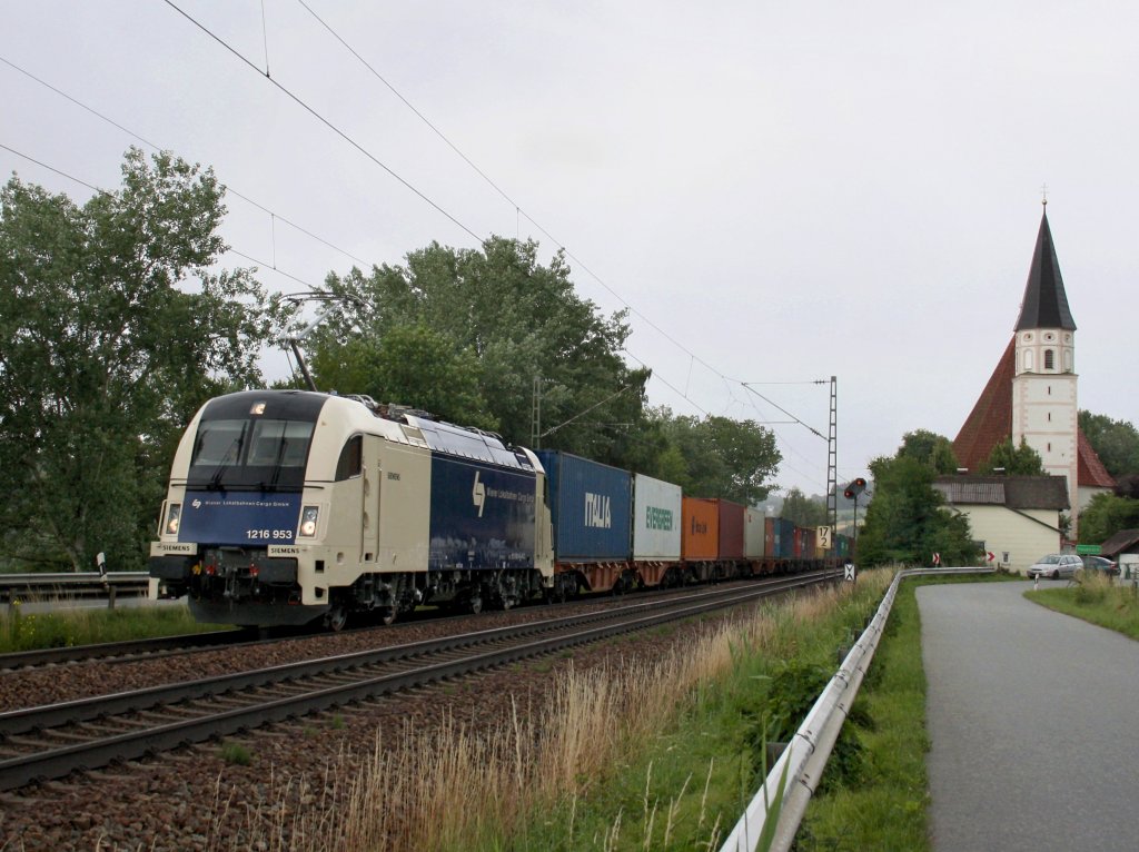 Die 1216 953 am 19.06.2011 mit einem Containerzug unterwegs bei Hausbach.
