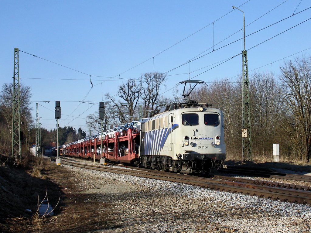 Die 139 310 am 26.02.2011 mit einem Autozug bei der Durchfahrt in Aling. 
