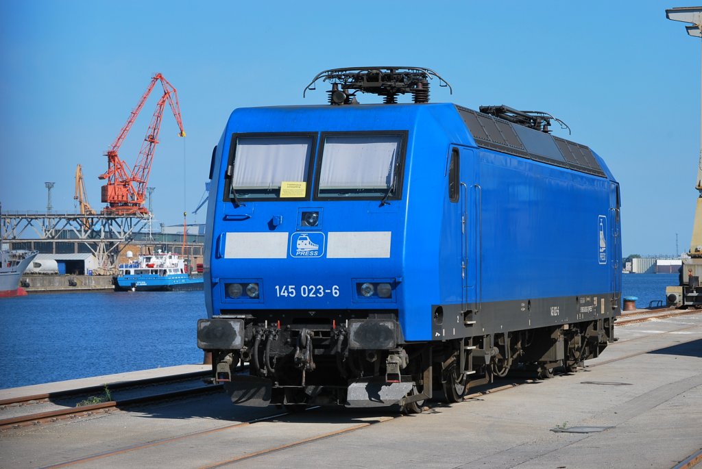 Die 145 023 der Press steht am 20.07.2010 in Rostock-Seehafen