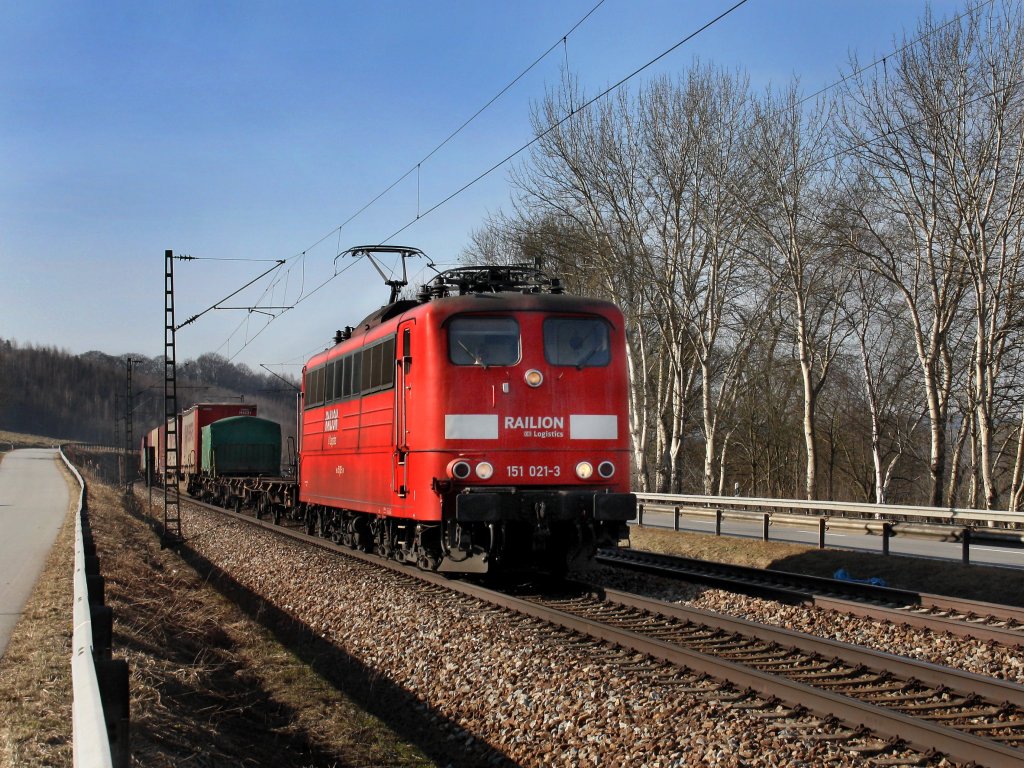 Die 151 021 am 24.02.2011 mit einem Containerzug unterwegs bei Hausbach. 
