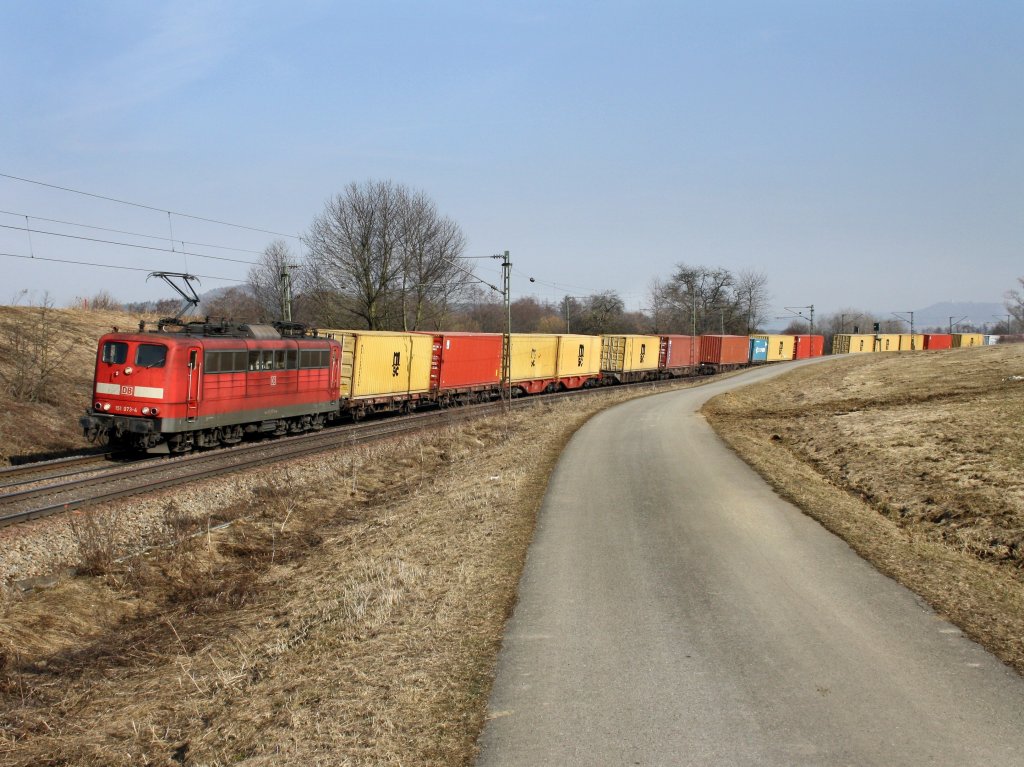 Die 151 073 am 05.03.2011 mit einem Containerzug unterwegs bei Plling. 