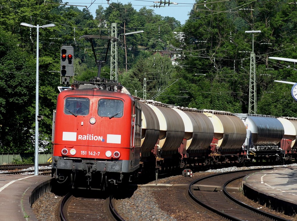 Die 151 142 am 23.05.2009 mit einem Gterzug bei der Durchfahrt in Vilshofen.
