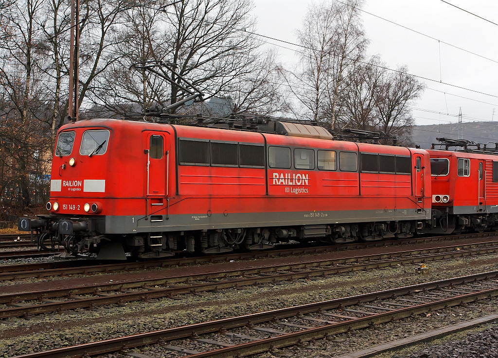 Die 151 149-2 der DB Schenker Rail Deutschland AG hat aufgebgelt, hier am 23.12.2011 in Kreuztal, sie will einen Gterzug im Ragierbahnhof abholen und auf der KBS 440 Ruhr-Sieg-Strecke in Richtung Hagen ziehen.