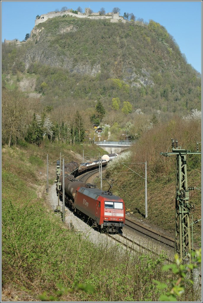 Die 152 036-0 mit einem Gterzug kurz vor Singen. 
7.4.11