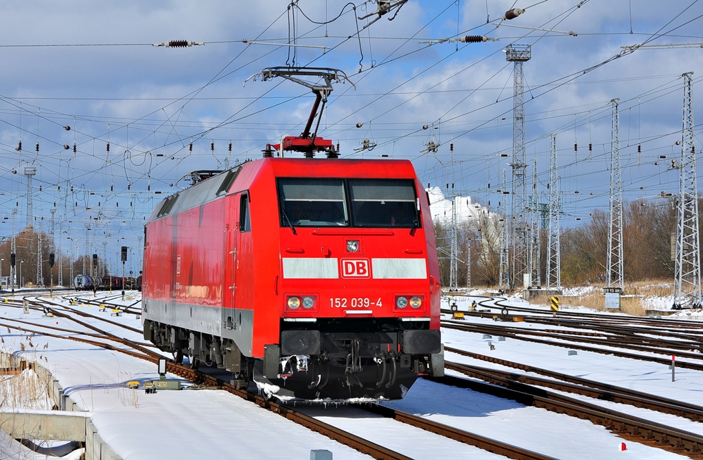 Die 152 039 rangiert am 22.03.2013 in Rostock-Seehafen.