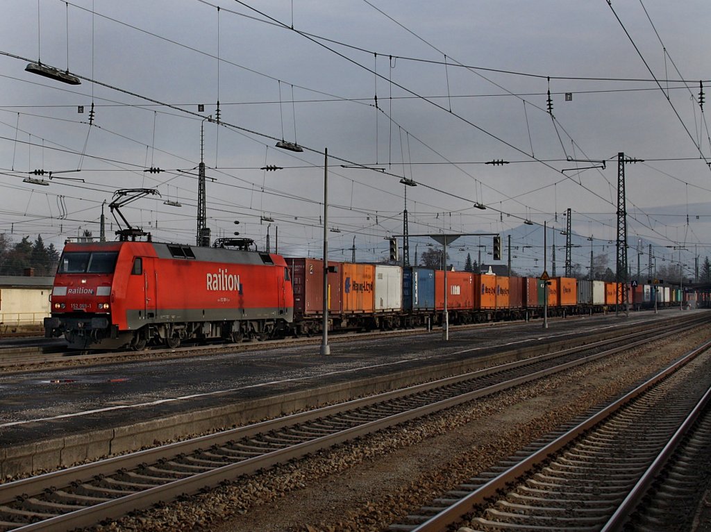 Die 152 069 am 01.01.2010 mit einem Containerzug bei der Durchfahrt in Freilassing. 
