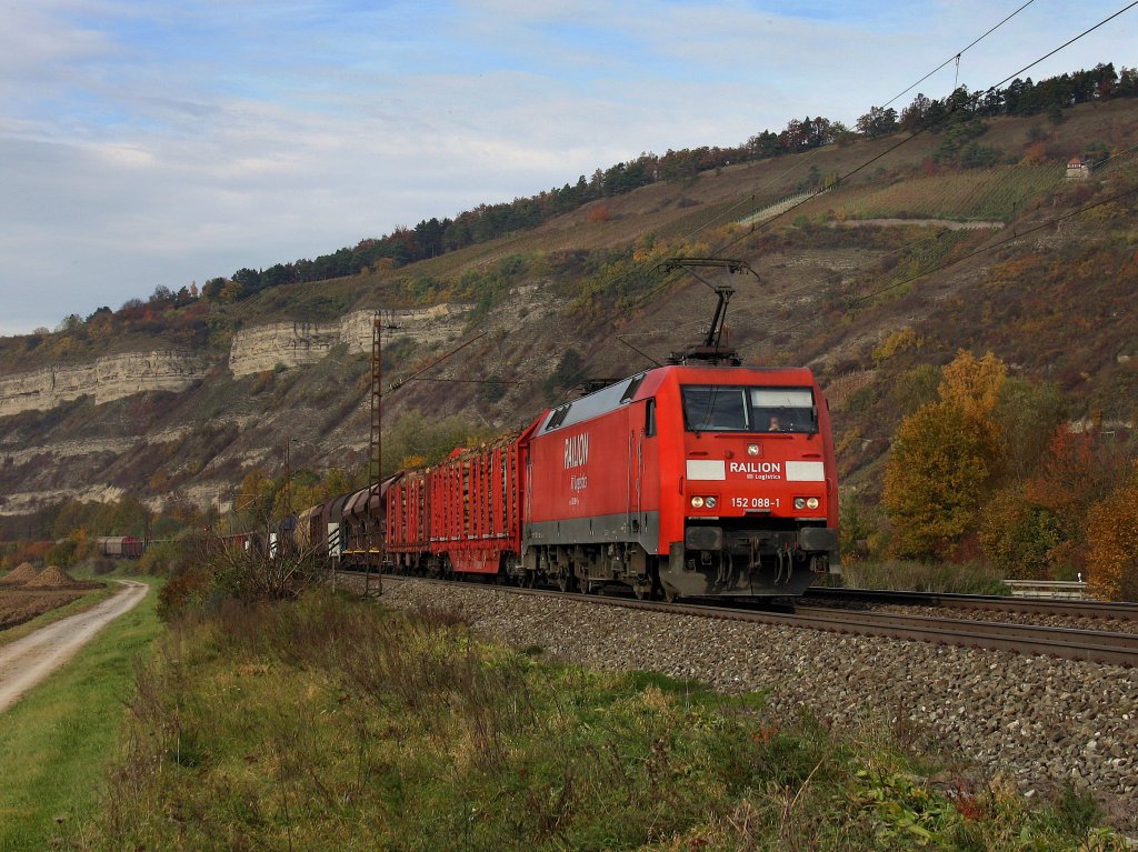 Die 152 088 am 30.10.2010 mit einem Gterzug unterwegs bei Thngersheim.
