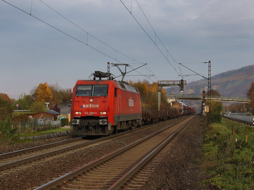 Die 152 098 am 30.10.2010 mit einem Gterzug unterwegs bei Thngersheim. 
