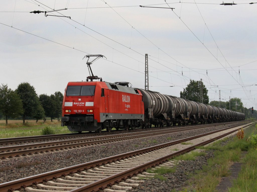 Die 152 163 am 10.08.2010 mit einem Kesselwagenzug unterwegs bei Drverden. 
