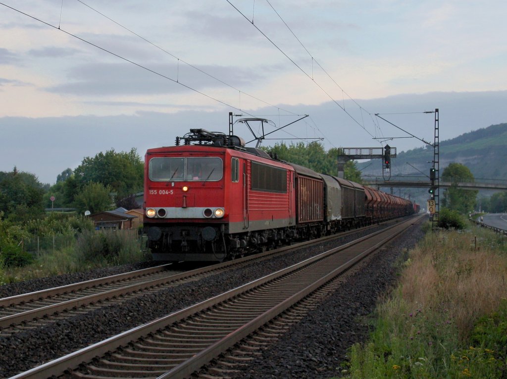 Die 155 004 am 30.07.2011 mit einem Gterzug unterwegs bei Thngersheim. 
