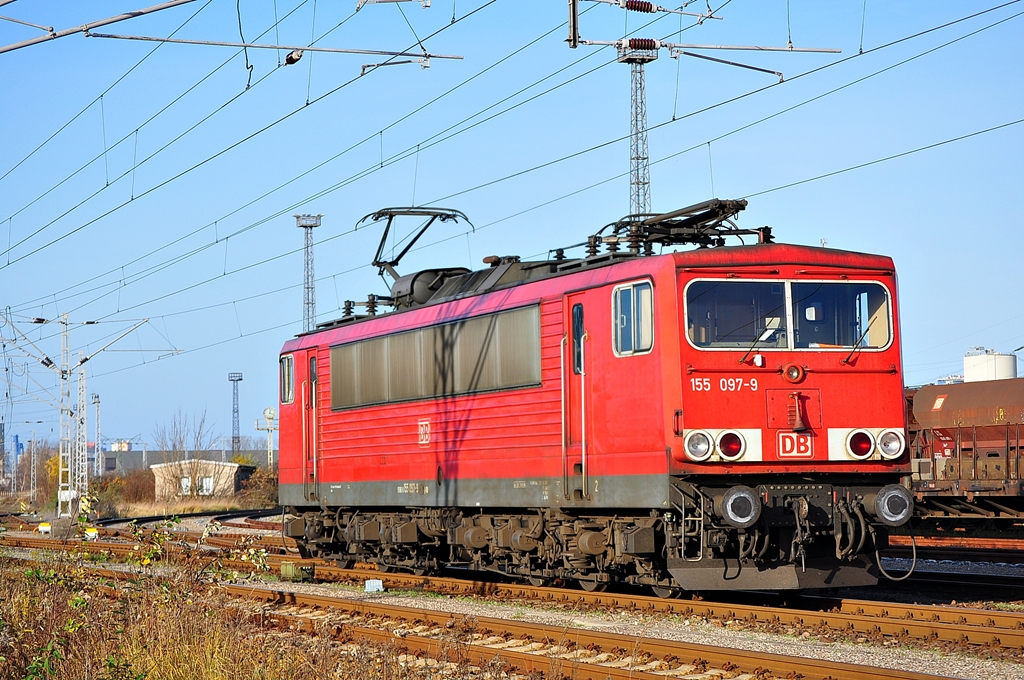 Die 155 097 rollte am 28.11.2011 durch Rostock-Seehafen.Hier kurz vor dem Bw.