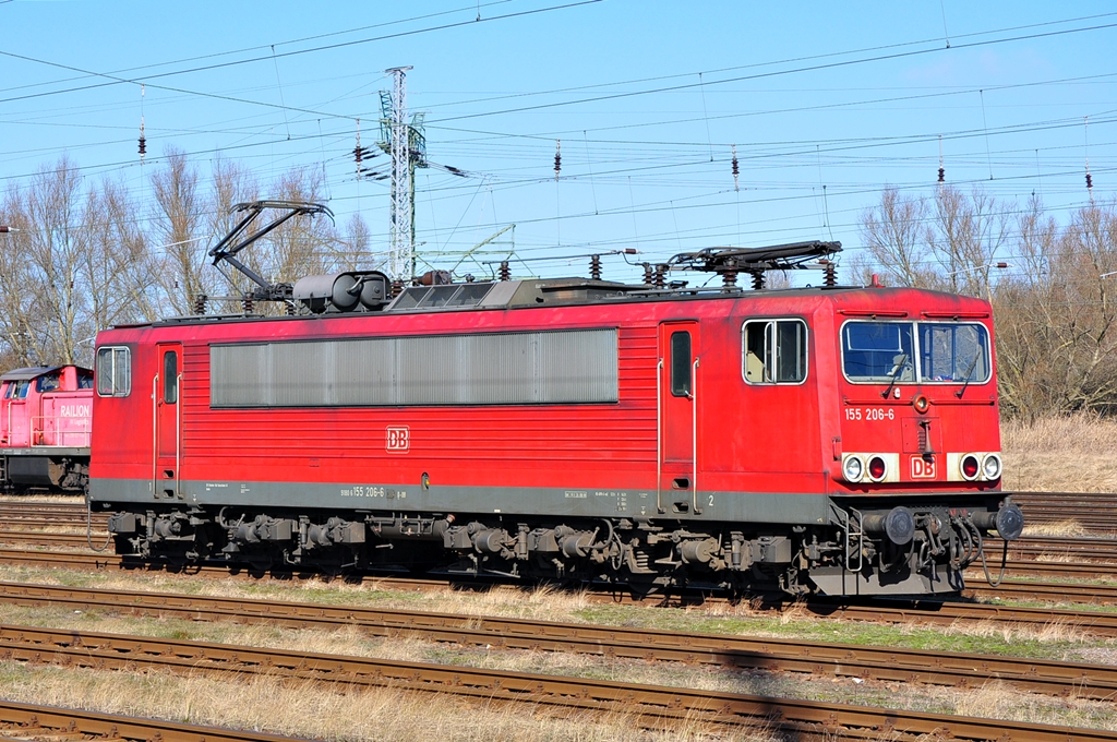 Die 155 206 zeigt sich am 01.03.2013 in Rostock Seehafen.