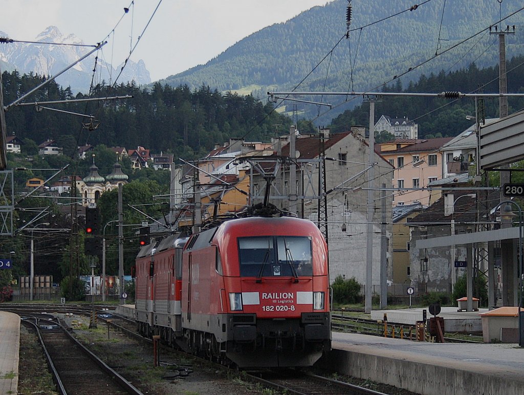 Die 182 020 am 11.06.2009 mit zwei 1144er am Haken in Innsbruck Hbf. 
