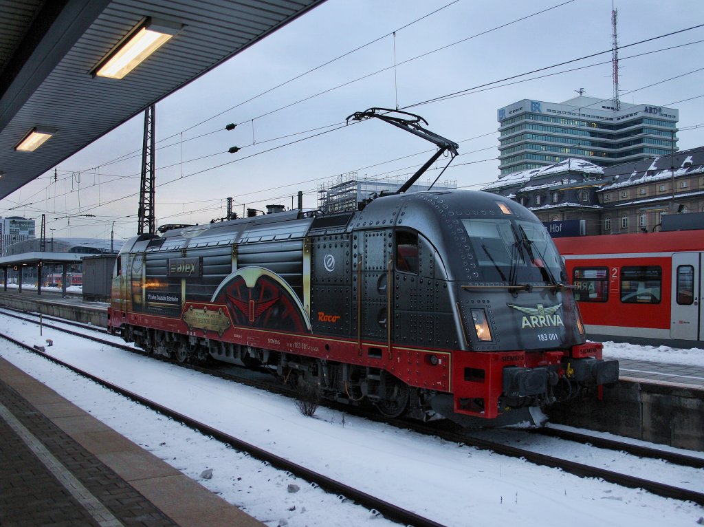 Die 183 001 am 28.12.2010 bei einer Rangierfahrt im Mnchner Hbf. 
